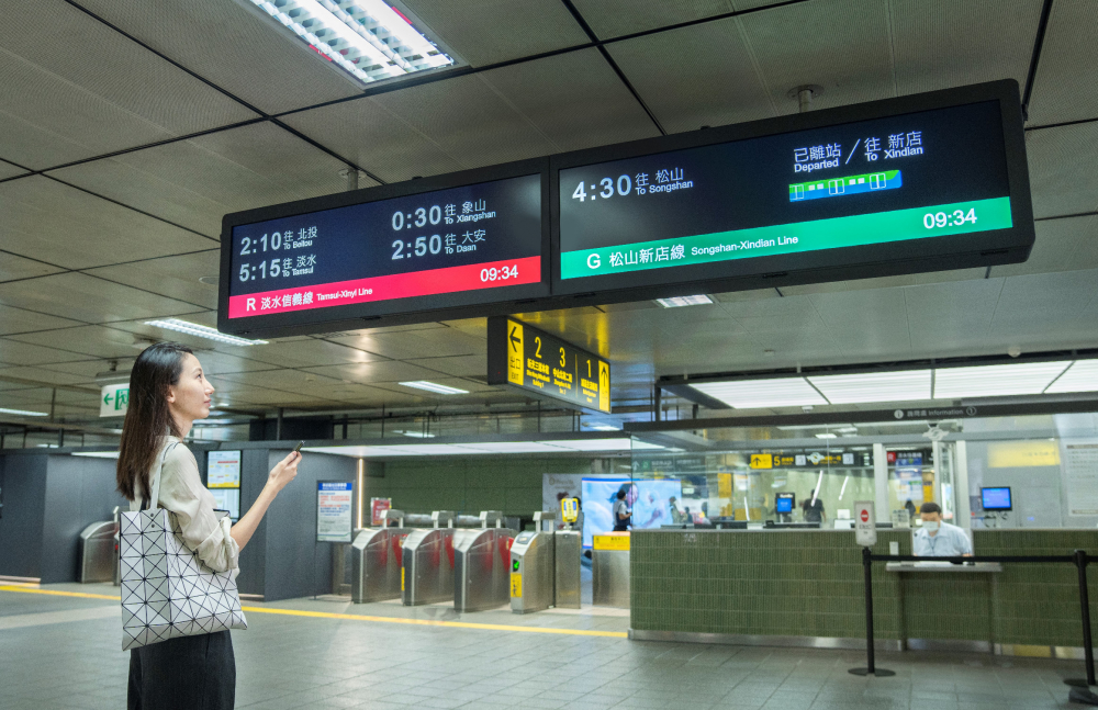 達擎TARTAN顯示器的特殊長條型比例非常適合空間與高度有限的大眾運輸場域應用，具備工業等級高品質、高亮度、高解析與高色彩飽和度等優勢，打造都會智能車站新風貌。
