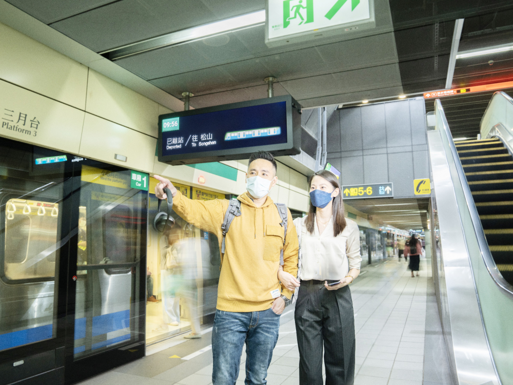 友達旗下達擎之客製化TARTAN顯示器，於台北捷運中山站亮相。以獨特長條型比例與高畫質特色，為台北捷運站帶來嶄新的都會車站風貌