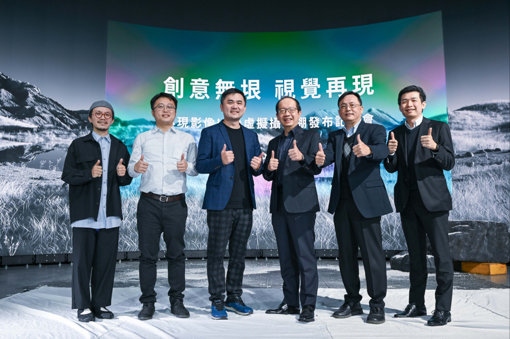 友達光電與再現影像攜手，於中影製片廠建置全台首座提供嶄新一站式整合服務的LED虛擬製作攝影棚（圖左至右：再現影像視覺總監郭憲聰、再現影像營運總監黃棨雋、再現影像藝術總監與導演紀柏舟、友達光電技術長廖唯倫、友達光電系統設計製造服務事業總部副總經理曾天龍、友達光電系統產品事業資深處長蘇聖倫）