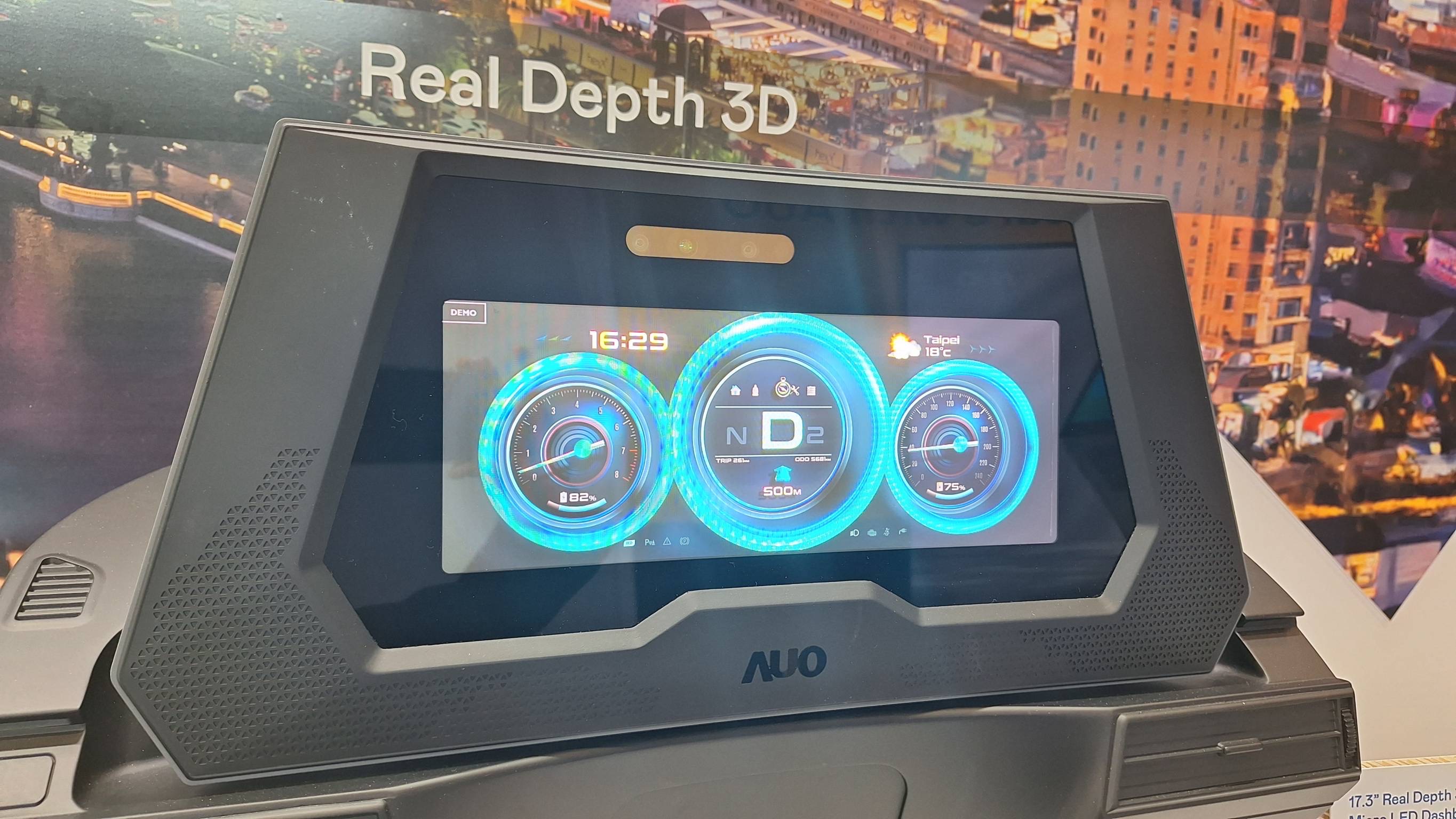 NG娱乐的「裸眼3D Micro LED仪表板」将Micro LED与LCD技术整合成17.3吋显示器，打造令人惊艳的3D效果，同时具备DMS辨识系统，可侦测驾驶行为并进行安全预警。