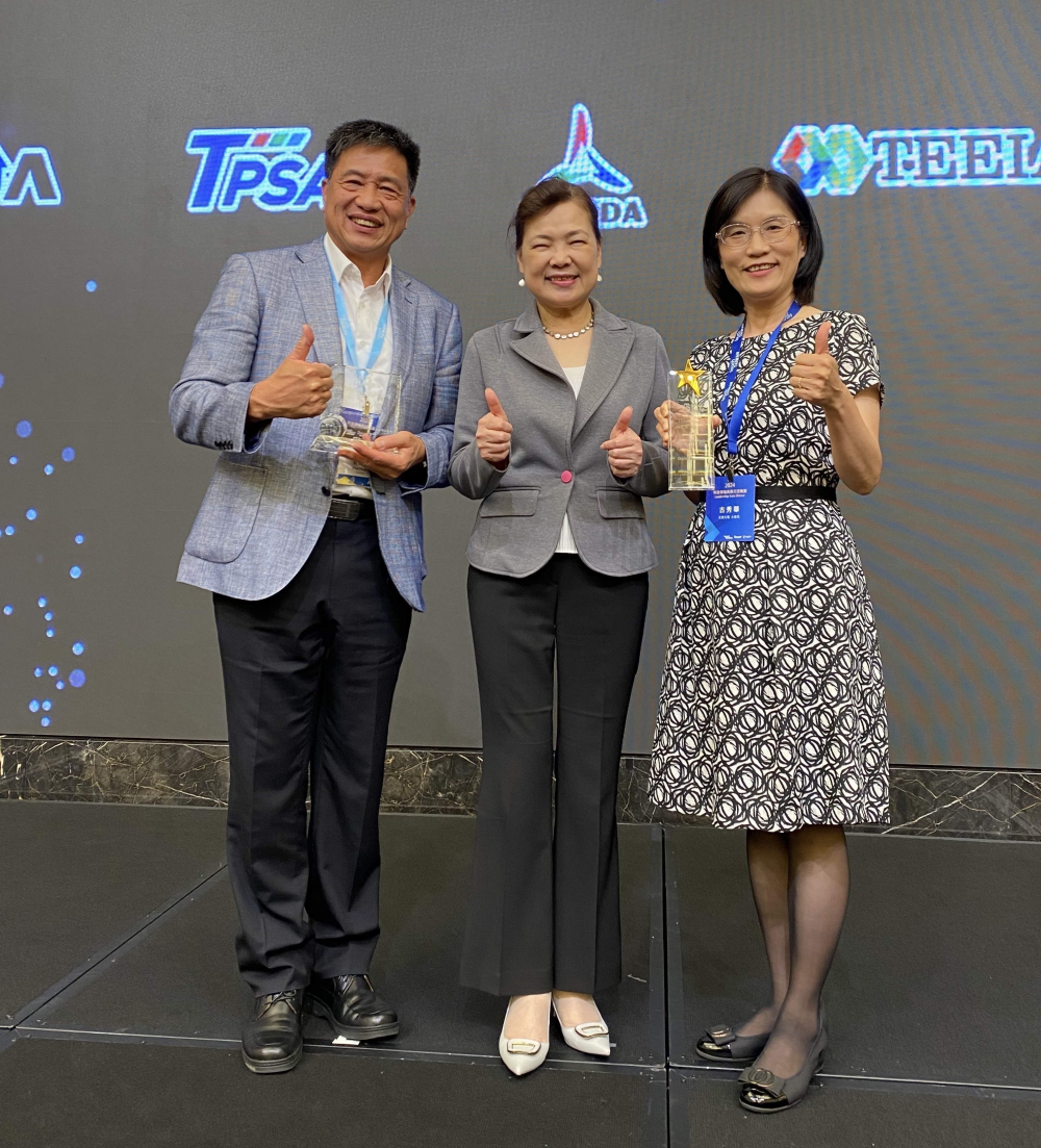 友達致力推動永續發展，於Touch Taiwan2024以3R策略貫穿Display、ESG展位實現綠色展覽目標之成果，Display展位獲綠色裝潢設計鑽質獎最高榮譽，ESG同獲金質獎殊榮。由經濟部長王美花（中）親自頒予友達光電董事長彭双浪（左）、友達光電永續長古秀華（右）
