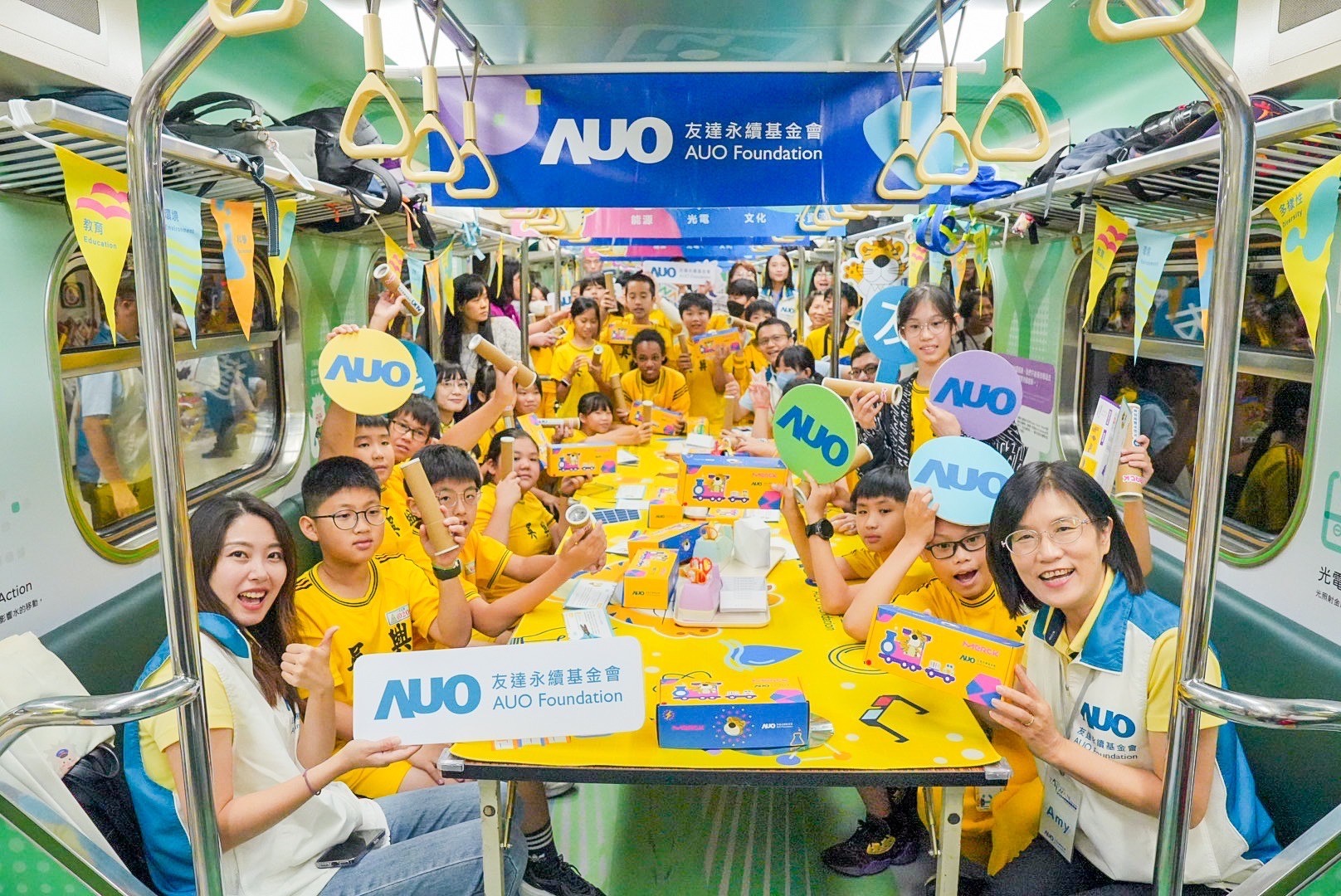 友達永續基金會響應國科會推動的「臺灣科普環島列車」正式啟航，透過「生活中的科學」車廂課程設計，展開為期6天巡迴全臺17個縣市、？32站的移動式科普之旅