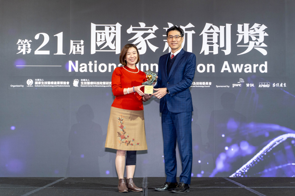 友達旗下子公司友達耘康與達擎分別以「中醫數位化檢測解決方案」及「寬視角3D醫療顯示器」獲得第二十一屆國家新創獎「智慧醫療與健康科技」類別的「企業新創獎」與「國家新創精進獎」兩項殊榮。圖左為衛生福利部政務次長林靜儀、圖右為友達光電智慧醫療事業群總經理廖世宏