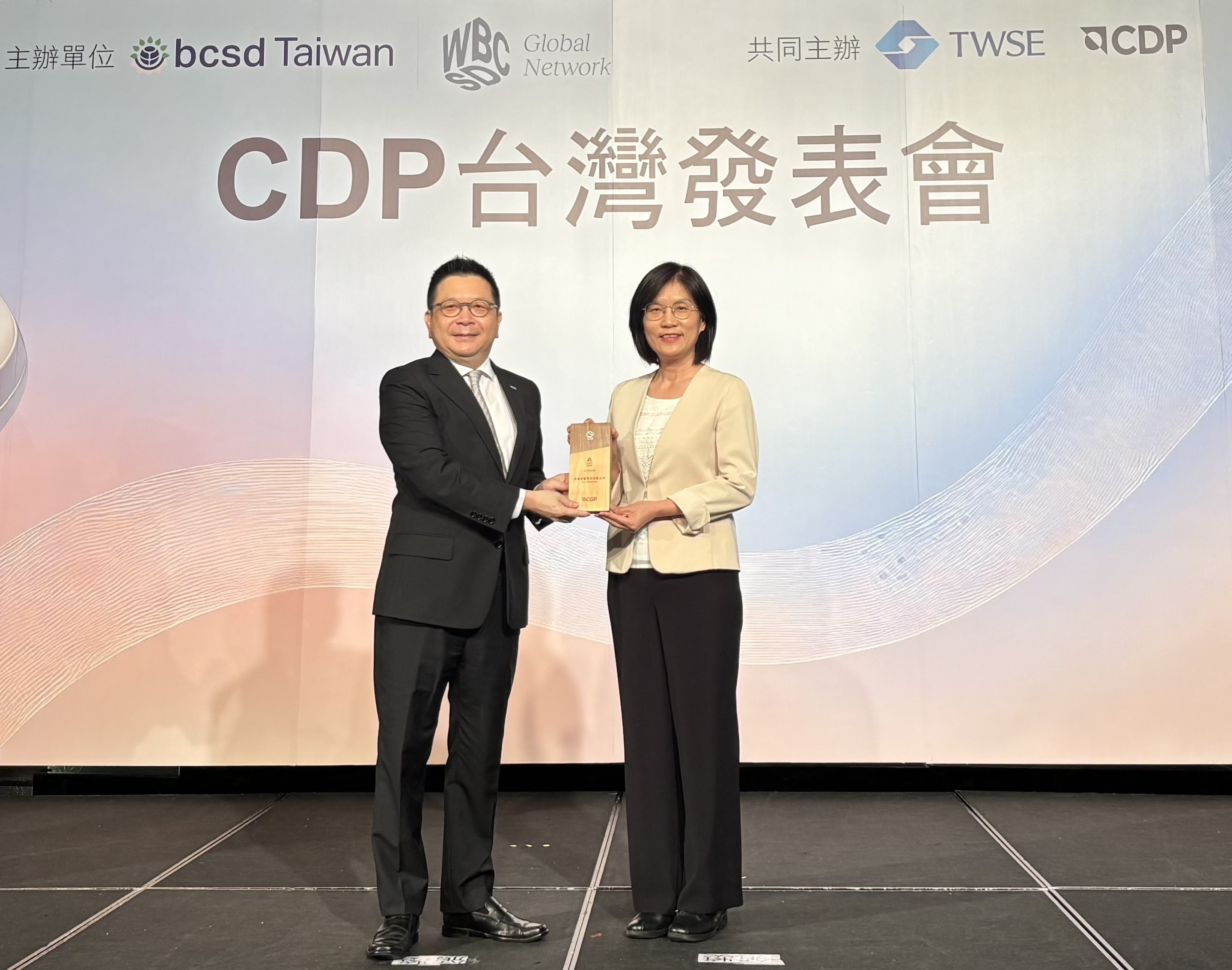 友達永續成果再獲國際評比肯定，獲頒CDP氣候與水資源雙項領導力評級。今由臺灣證券交易所董事長林修銘（左）頒獎，友達光電永續長古秀華（右）代表受獎